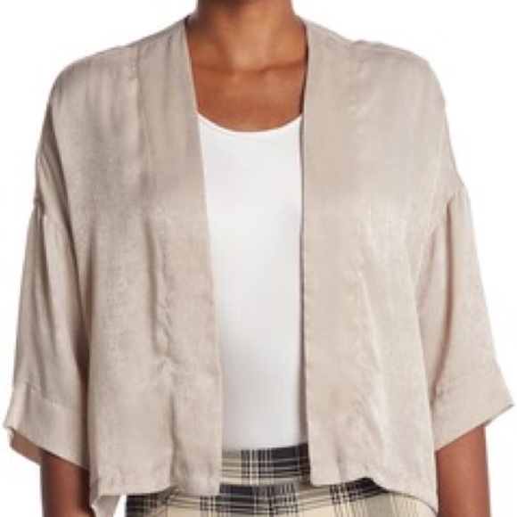 BB Dakota Tops - Bb Dakota Lil Kim-Ono Cropped Satin Kimono Champagne - XS